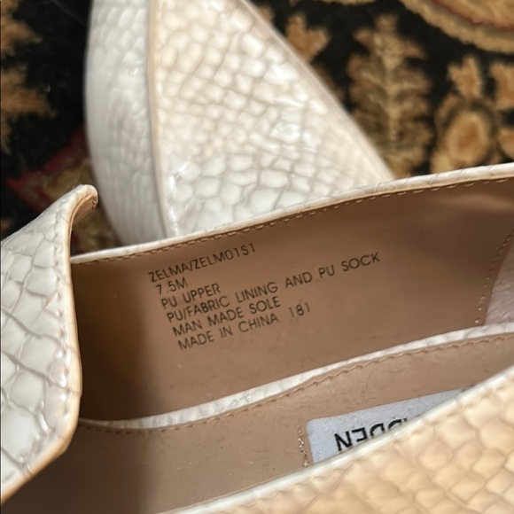 Steve Madden Cream and Gold Flats with Pointed Toe and Textured Design - Picture 4 of 6